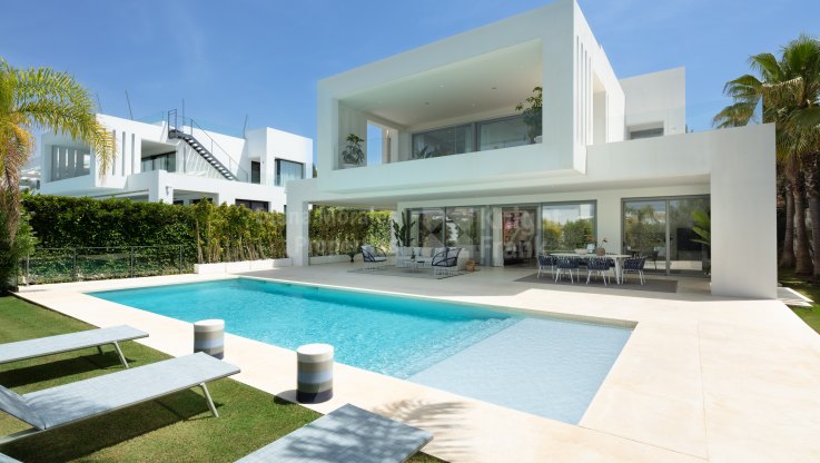Moderne und gemütliche Villa in einer eingezäunten Urbanisation - Villa zum Verkauf in Nueva Andalucia