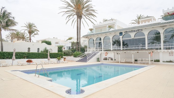 Villa en complejo en primera línea de playa en la Milla de Oro - Villa en venta en El Oasis Club, Marbella Milla de Oro