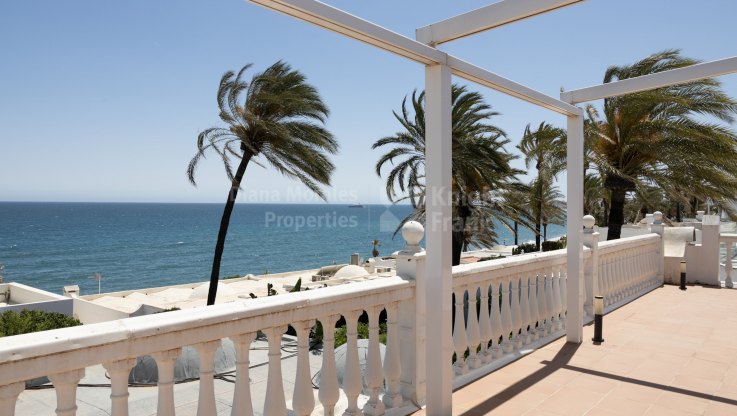 Villa in front line beach complex on the Golden Mile - Villa for sale in El Oasis Club, Marbella Golden Mile