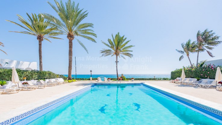 Villa in direkter Strandlage an der Goldenen Meile - Villa zum Verkauf in El Oasis Club, Marbella Goldene Meile