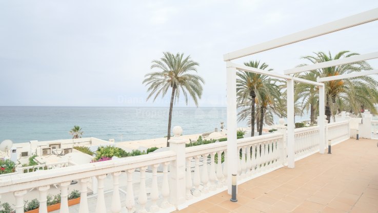 Villa en complejo en primera línea de playa en la Milla de Oro - Villa en venta en El Oasis Club, Marbella Milla de Oro