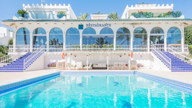 Villa in front line beach complex on the Golden Mile - Villa for sale in El Oasis Club, Marbella Golden Mile