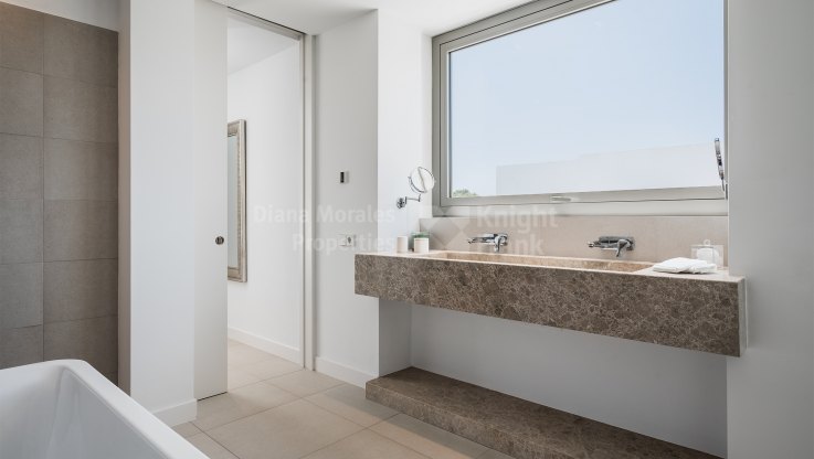 Stilvolles modernes Haus in El Paraíso - Villa zum Verkauf in El Paraiso, Estepona
