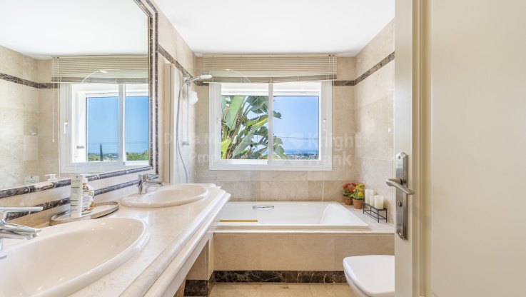 Appartement avec vue sur la mer dans les contreforts de la Sierra Blanca - Appartement à vendre à Nagüeles, Marbella Golden Mile
