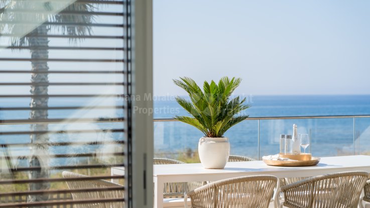 Maravillosa villa en complejo cerrado frente al mar - Villa en venta en Estepona Playa, Estepona