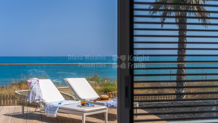 Wunderschöne Villa in bewachter Anlage direkt am Meer - Villa zum Verkauf in Estepona Playa, Estepona