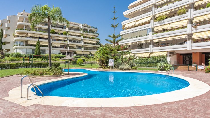 Sunny penthouse apartment with golf views in Guadalmina Alta