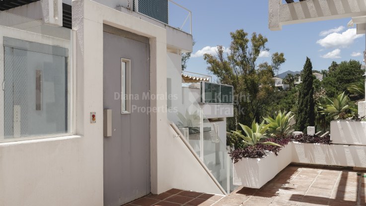 Duplex penthouse in a great location on the Golden Mile - Duplex Penthouse for sale in Kings Hills, Marbella Golden Mile