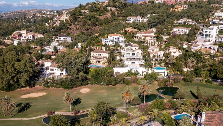 Villa classique avec vue sur le golf à El Herrojo - Villa à vendre à El Herrojo, Benahavis