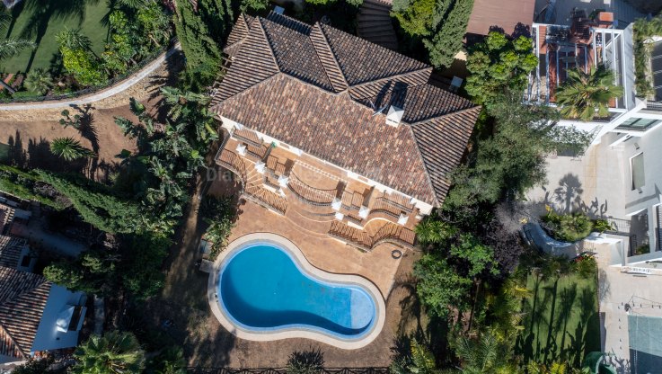 Klassische Villa mit Golfblick in El Herrojo - Villa zum Verkauf in El Herrojo, Benahavis