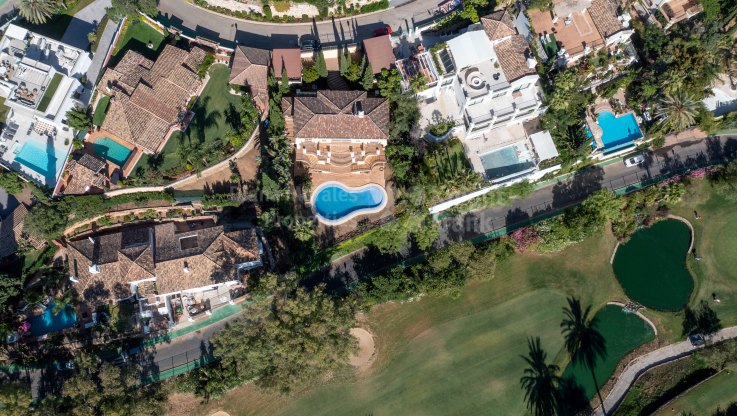 Klassische Villa mit Golfblick in El Herrojo - Villa zum Verkauf in El Herrojo, Benahavis