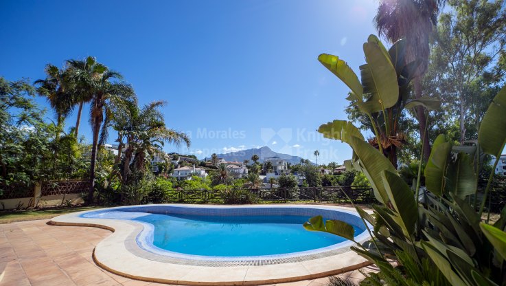 Villa clásica con vistas al golf en El Herrojo - Villa en venta en El Herrojo, Benahavis