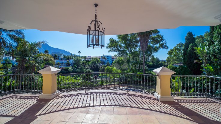 Villa classique avec vue sur le golf à El Herrojo - Villa à vendre à El Herrojo, Benahavis