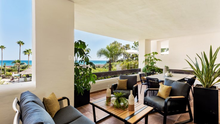 Apartamento de tres dormitorios en complejo en primera línea de playa - Apartamento en venta en Bahía del Velerín, Estepona