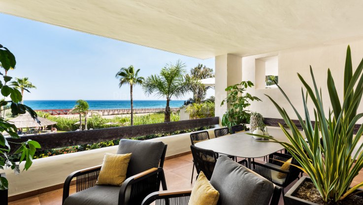 Appartement de trois chambres dans un complexe de plage en première ligne - Appartement à vendre à Bahía del Velerín, Estepona
