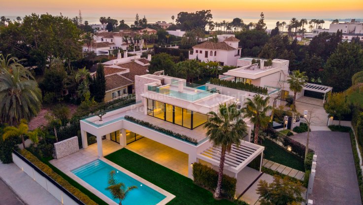 Villa de arquitectura moderna en Casasola a un paseo de la playa - Villa en venta en Casasola, Estepona
