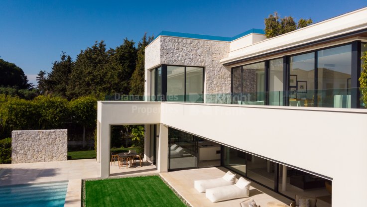 Villa de arquitectura moderna en Casasola a un paseo de la playa - Villa en venta en Casasola, Estepona