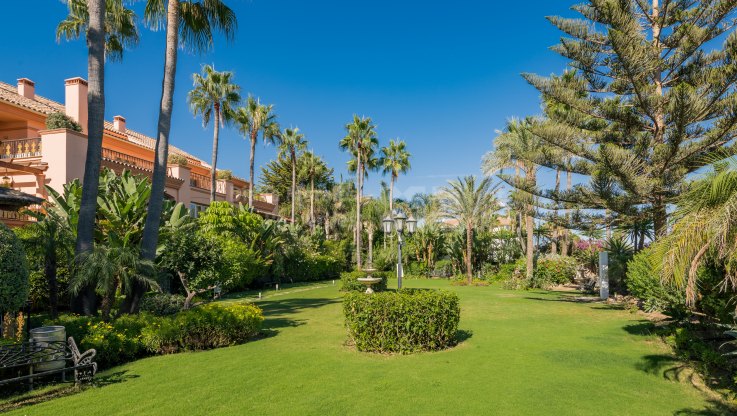 Wonderful seafront garden duplex - Ground Floor Duplex for sale in Casa Nova, Marbella - Puerto Banus