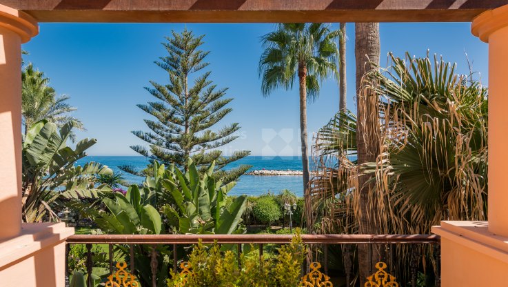 Wunderschöne Erdgeschosswohnung an der Strandpromenade - Ground Floor Duplex zum Verkauf in Casa Nova, Marbella - Puerto Banus