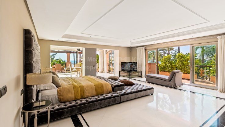 Wunderschöne Erdgeschosswohnung an der Strandpromenade - Ground Floor Duplex zum Verkauf in Casa Nova, Marbella - Puerto Banus