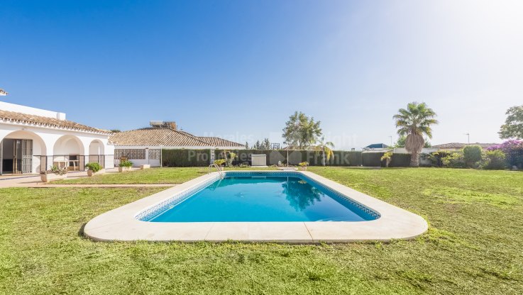 Family villa with great plot in Marbella town for sale - Villa for sale in Marbella city