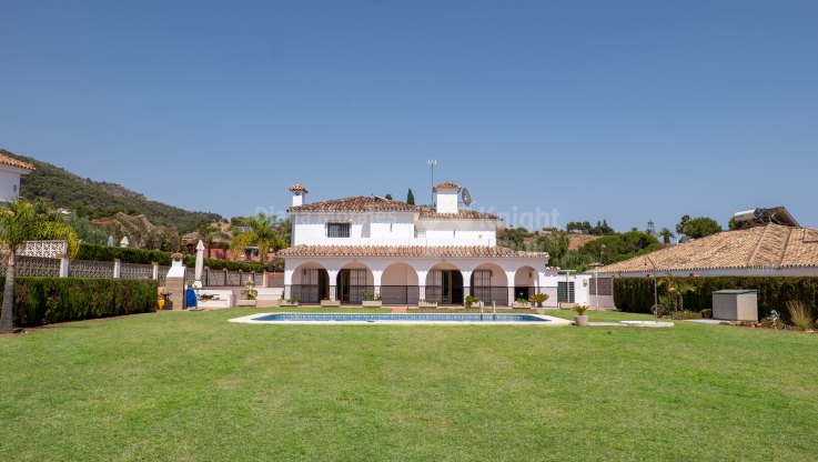 Family villa with great plot in Marbella town - Villa for sale in Huerta del Prado, Marbella city