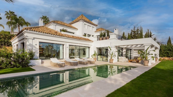 Villa im traditionellen zeitgenössischen Stil - Villa zum Verkauf in Nueva Andalucia