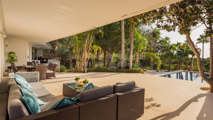 Außergewöhnliche Villa mit großem Garten an prestigeträchtiger Adresse - Villa zum Verkauf in Hacienda las Chapas, Marbella Ost