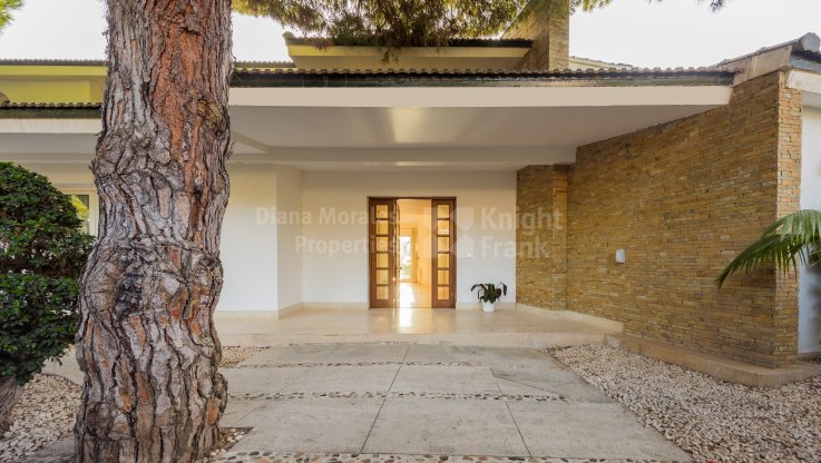 Außergewöhnliche Villa mit großem Garten an prestigeträchtiger Adresse - Villa zum Verkauf in Hacienda las Chapas, Marbella Ost