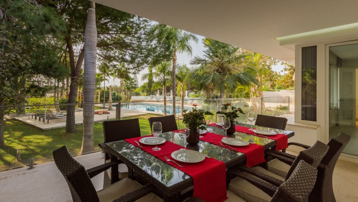 Exceptional villa with large garden in prestigious address - Villa for sale in Hacienda las Chapas, Marbella East