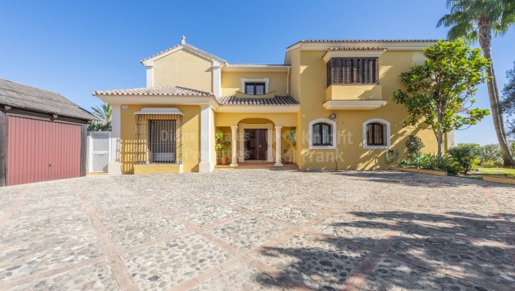 Villa in einer geschützten Wohnanlage in Puerto del Almendro - Villa zum Verkauf in Puerto del Almendro, Benahavis