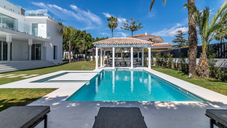 Impressive villa with sea views close to all kind of amenities - Villa for sale in La Pera, Nueva Andalucia