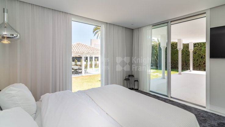 Beeindruckende Villa mit Meerblick in der Nähe von allen Arten von Annehmlichkeiten - Villa zum Verkauf in La Pera, Nueva Andalucia
