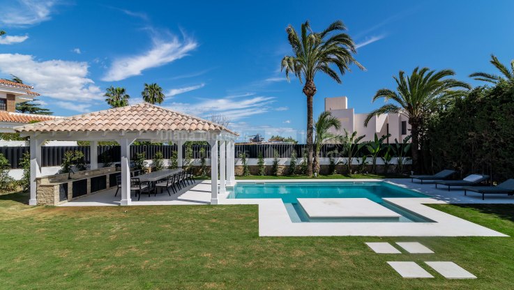 Impressive villa with sea views close to all kind of amenities - Villa for sale in La Pera, Nueva Andalucia