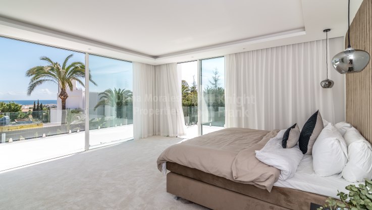 Beeindruckende Villa mit Meerblick in der Nähe von allen Arten von Annehmlichkeiten - Villa zum Verkauf in La Pera, Nueva Andalucia