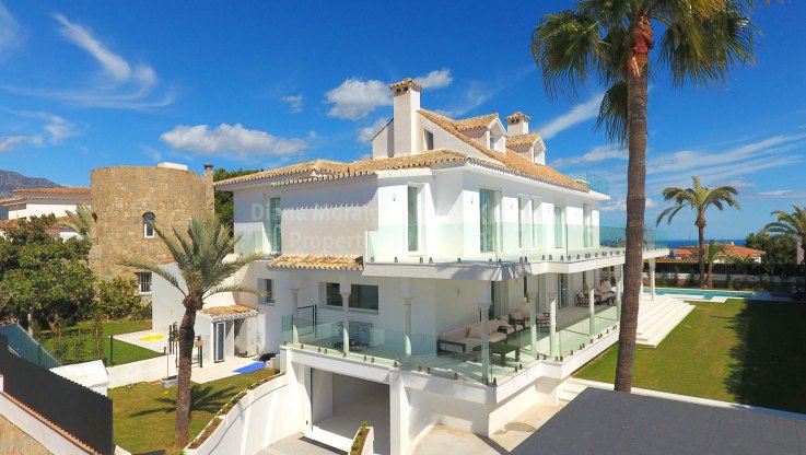 Impresionante villa con vistas al mar cerca de todo tipo de servicios - Villa en venta en La Pera, Nueva Andalucia