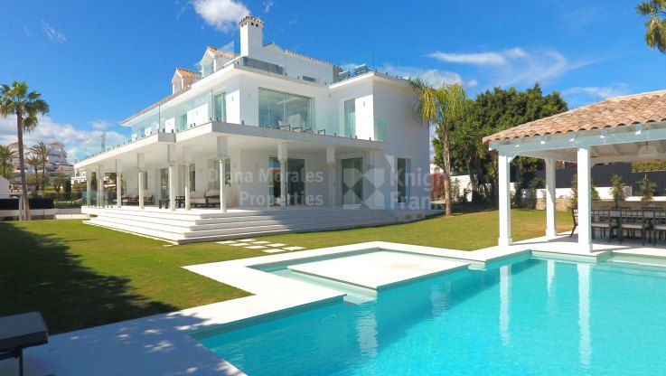 Impresionante villa con vistas al mar cerca de todo tipo de servicios - Villa en venta en La Pera, Nueva Andalucia