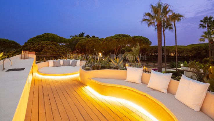 Exquisite villa just a few metres from the beach - Villa for sale in Casablanca, Marbella Golden Mile