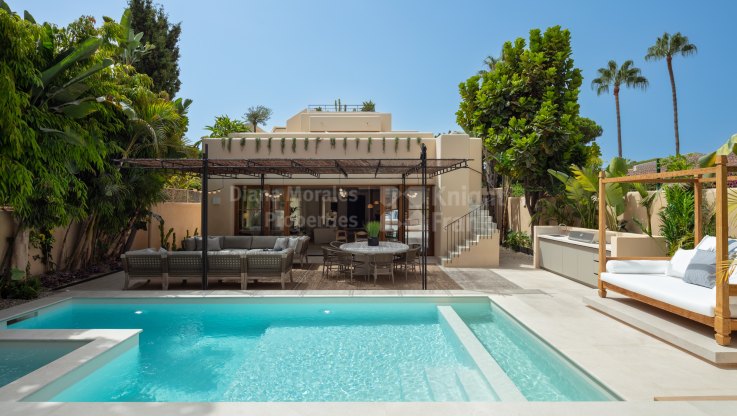 Exquisita villa a pocos metros de la playa - Villa en venta en Casablanca, Marbella Milla de Oro