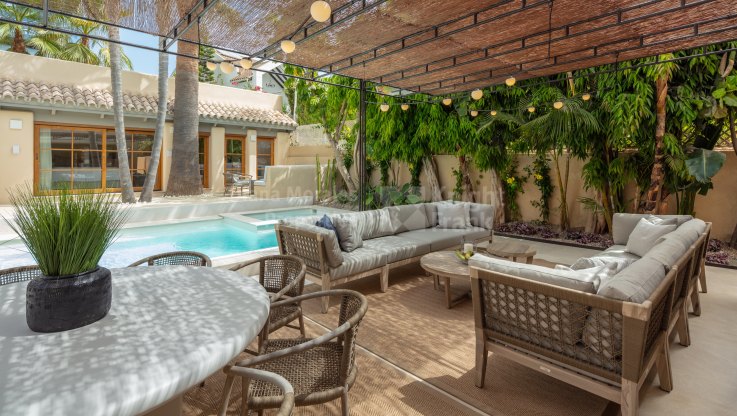 Exquisite villa just a few metres from the beach - Villa for sale in Casablanca, Marbella Golden Mile