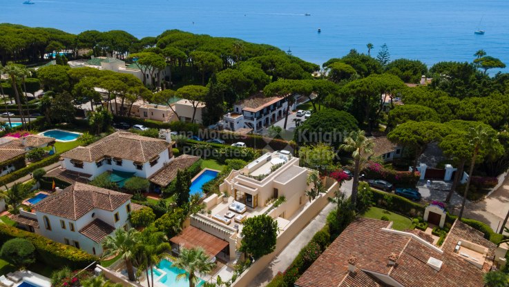 Exquisita villa a pocos metros de la playa - Villa en venta en Casablanca, Marbella Milla de Oro