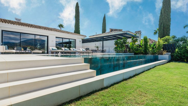 Modern villa overlooking the golf course - Villa for sale in Los Naranjos Golf, Nueva Andalucia