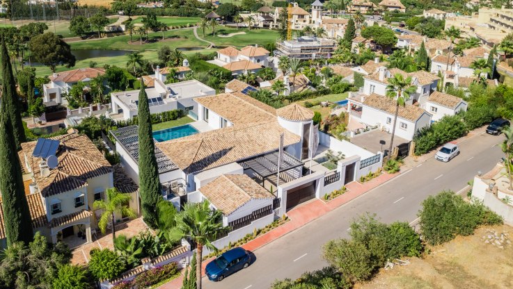 Moderne Villa mit Blick auf den Golfplatz - Villa zum Verkauf in Los Naranjos Golf, Nueva Andalucia