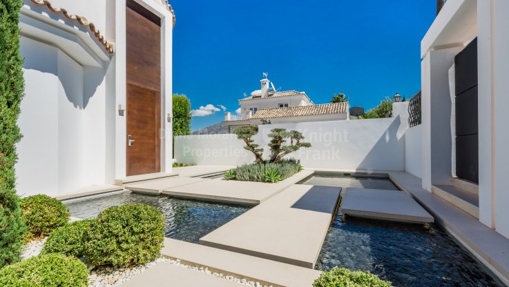 Moderne Villa mit Blick auf den Golfplatz - Villa zum Verkauf in Los Naranjos Golf, Nueva Andalucia