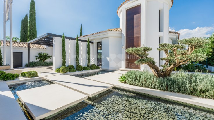 Modern villa overlooking the golf course - Villa for sale in Los Naranjos Golf, Nueva Andalucia