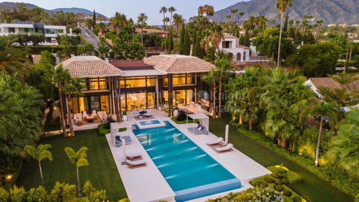 Exquisitely designed house on the front line of golf - Villa for sale in La Cerquilla, Nueva Andalucia