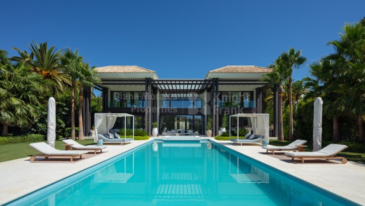 Casa con un diseño exquisito en primera linea de golf - Villa en venta en La Cerquilla, Nueva Andalucia