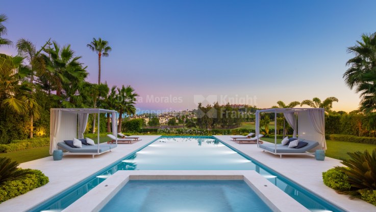 Casa con un diseño exquisito en primera linea de golf - Villa en venta en La Cerquilla, Nueva Andalucia
