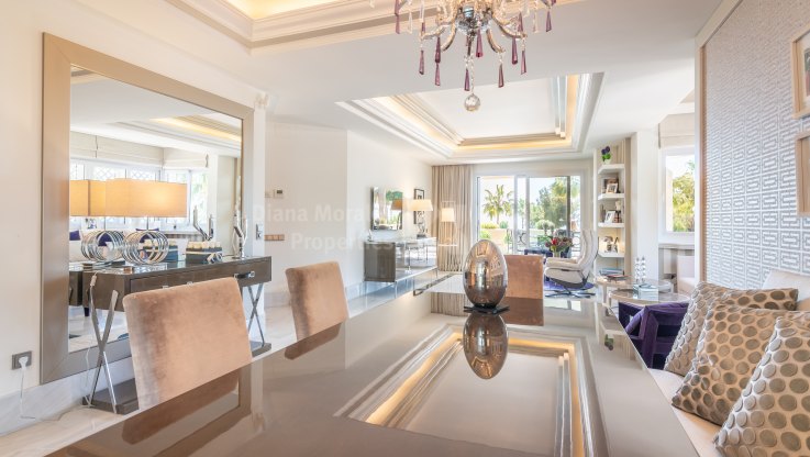 Apartamento con vistas al mar en la Milla de Oro - Apartamento en venta en Altos Reales, Marbella Milla de Oro