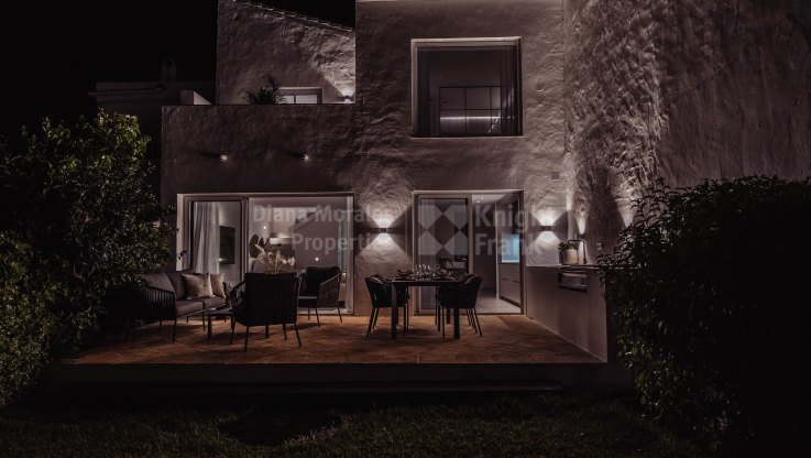 Encantadora casa en comunidad cerrada con vigilancia - Adosado en venta en Parcelas del Golf, Nueva Andalucia